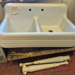 Farmhouse sink with legs