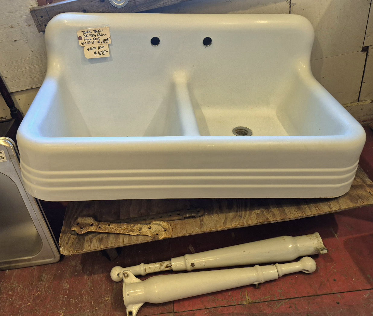 Farmhouse sink with legs